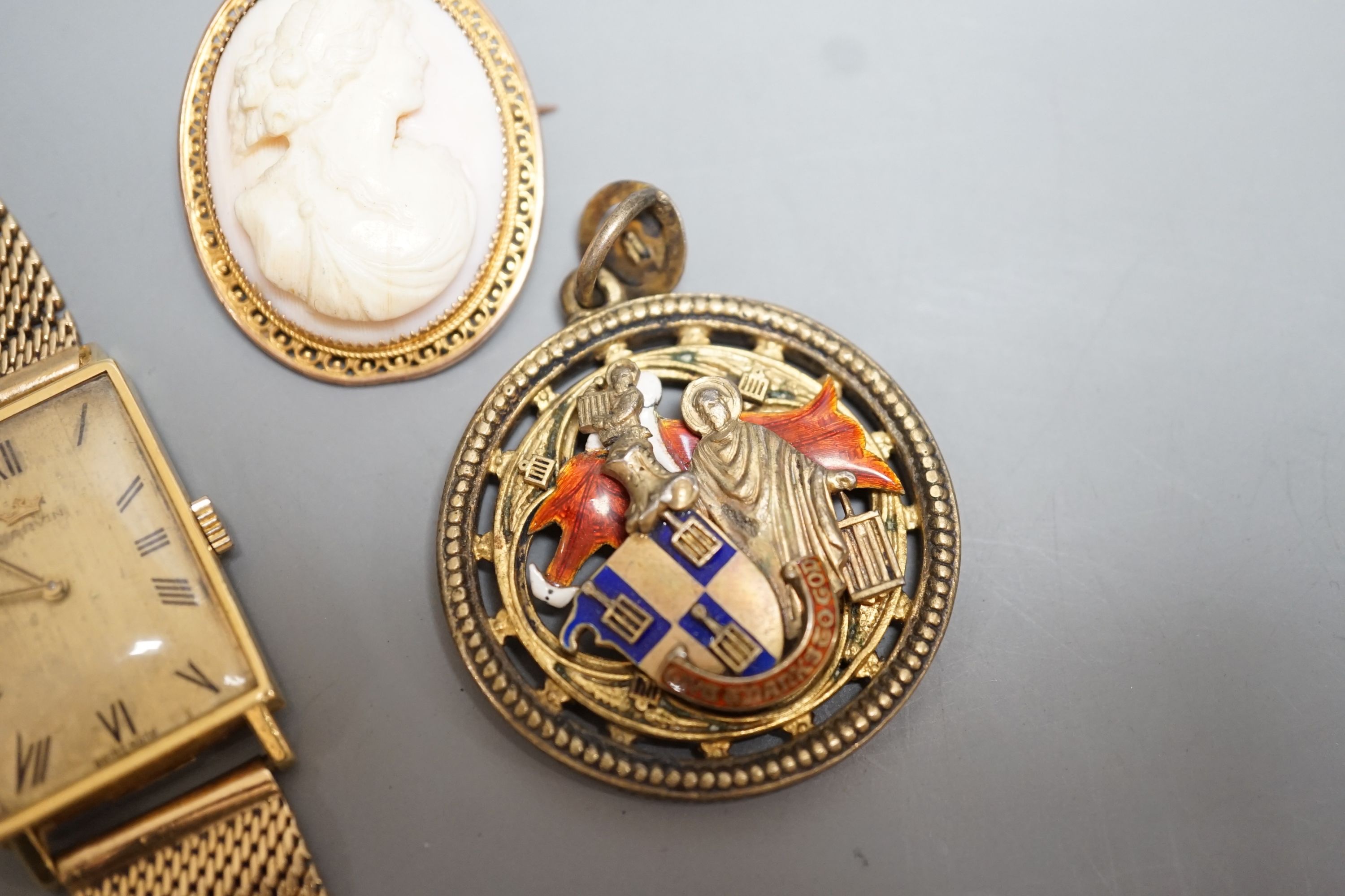 A gentleman's 18ct Marvin manual wind wrist watch, on a 9ct gold bracelet, gross 38.4 grams, a 9ct mounted oval cameo brooch cameo brooch and an enamelled gilt metal medallion.